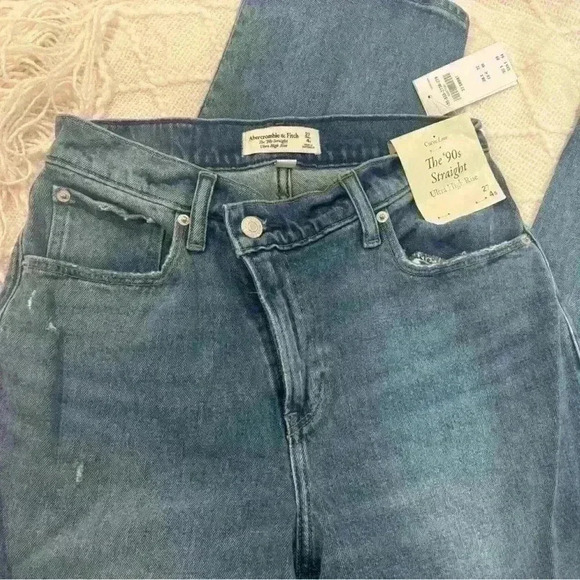 Abercrombie & Fitch Women’s Curve Love Ultra High Rise 90’s Straight. 27/4 Short - Picture 2 of 9